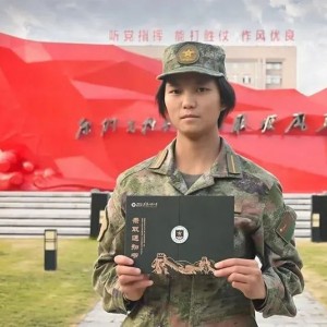 考上军校的她春节回家看张桂梅老师了