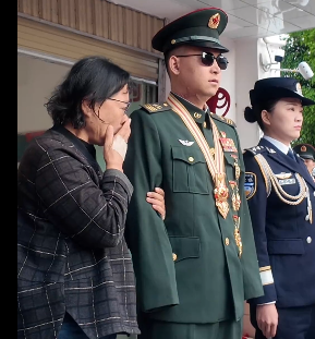杜富国到访华坪女高， 学生唱红歌欢迎英雄！